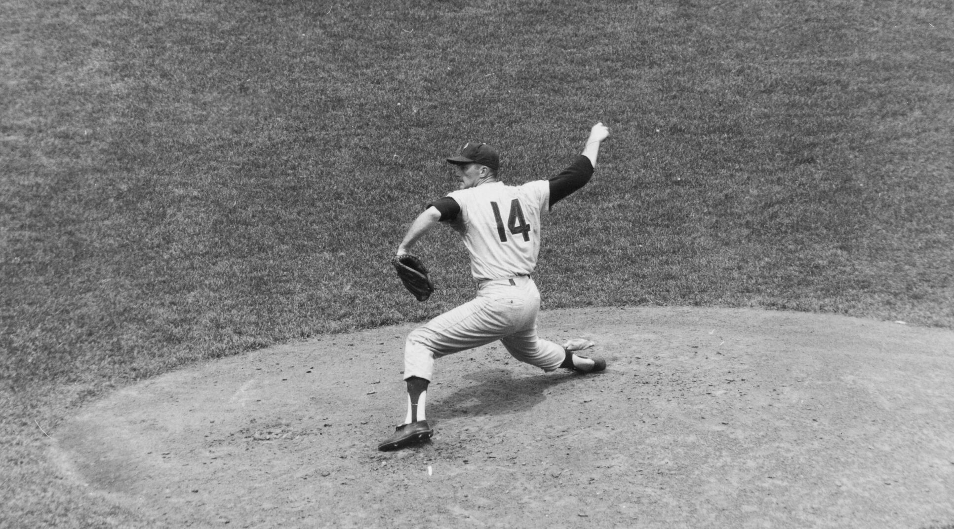 1964: Jim Bunning of the Philadelphia Phillies pitches perfect game against New York Mets
